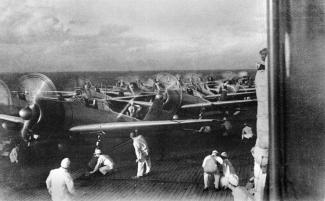 Tweede golf Japanse vliegtuigen vertrekt richting Pearl Harbor 1024px-AkagiPearlHarborSecondWavePrep