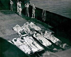 Geredde USS Indianapolis opvarenden PhotographofSurvivorsoftheUSSIndianapolisCA-35-DPLA-035456602bcd6329871b0dc09e391bbc